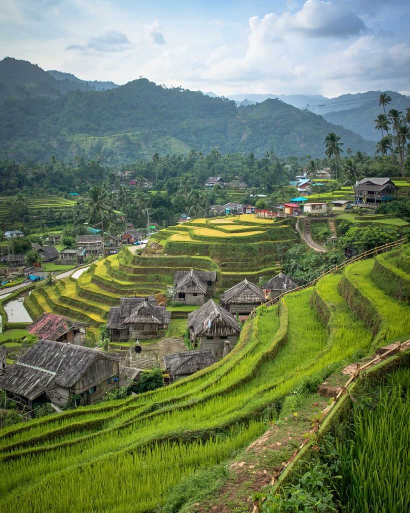 Destinasi wisata Indonesia dengan pemandangan alam dan suasana desa wisata